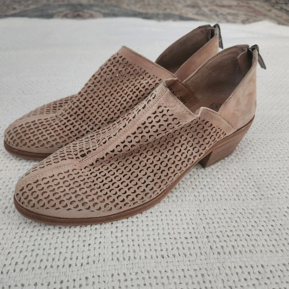 Vince Camuto Tan Perforated Leather Ankle Booties Back‎ Zip Low Heel Size 7M